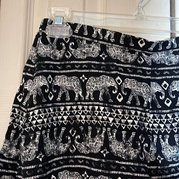 Mudd Black and White Elastic Waistband Shorts With Elephant Tribal Print Medium - Picture 3 of 14